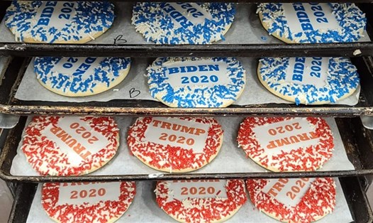 Cookie "Trump 2020" đang bán chạy hơn nhiều lần so với cookie "Biden 2020". Hai loại bánh này được tạo ra trong cuộc "thăm dò cookie" của tiệm bánh Lochel's trong cuộc bầu cử Mỹ 2020. Ảnh: Lochel's.