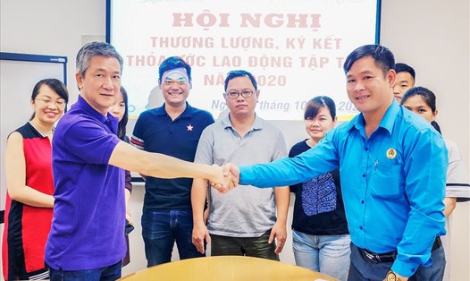 Ông Đinh Trần Thanh Tâm - Phó Chủ tịch LĐLĐ quận Tân Bình, TPHCM (bên phải) - ký kết thỏa ước lao động tập thể với Giám đốc Công ty TNHH Nghiên cứu Thị trường Công nghệ và Bán lẻ GFK Việt Nam. Ảnh: Đức Long