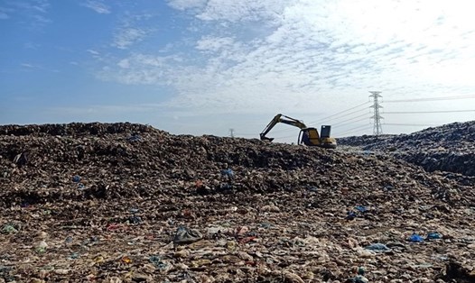 Lượng rác tập kết ùn ứ tại xung quanh khu vực Nhà máy xử lý chất thải rắn sinh hoạt tỉnh Trà Vinh ngày càng lớn, gây ô nhiễm môi trường nghiêm trọng. Ảnh: P.V