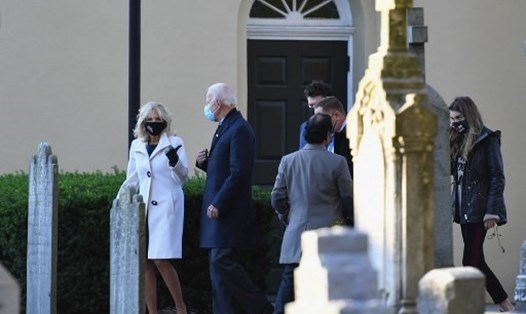 Sáng ngày bầu cử 3.11, ông Joe Biden cùng gia đình đi lễ nhà thờ ở Delaware, trong khi ông Donald Trump sẽ xuất hiện trong chương trình "Fox & Friends" lúc 7h sáng. Ảnh: AFP
