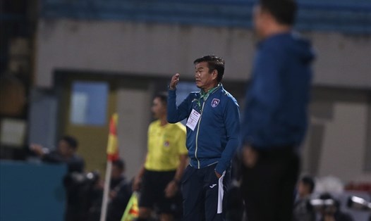 Huấn luyện viên Phan Thanh Hùng hài lòng với các cầu thủ trẻ. Ảnh: Hải Đăng