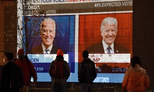 Người dân xem kết quả bầu cử của bang Florida. Ảnh: AFP. Ảnh: AFP.