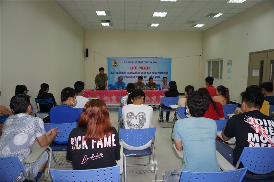 Hướng dẫn lực lượng nòng cốt trong công nhân lao động kỹ năng nắm bắt tình hình tư tưởng, tâm tư, nguyện vọng, những bức xúc trong quá trình làm việc. Ảnh LĐLĐ Tây Ninh