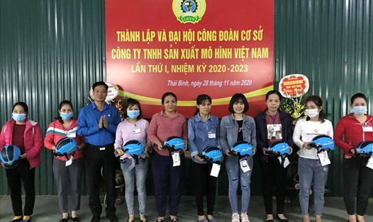 Lãnh đạo Liên đoàn Lao động tỉnh Thái Bình trao tặng mũ bảo hiểm cho các đoàn viên tại lễ thành lập công đoàn cơ sở. Ảnh Bá Mạnh