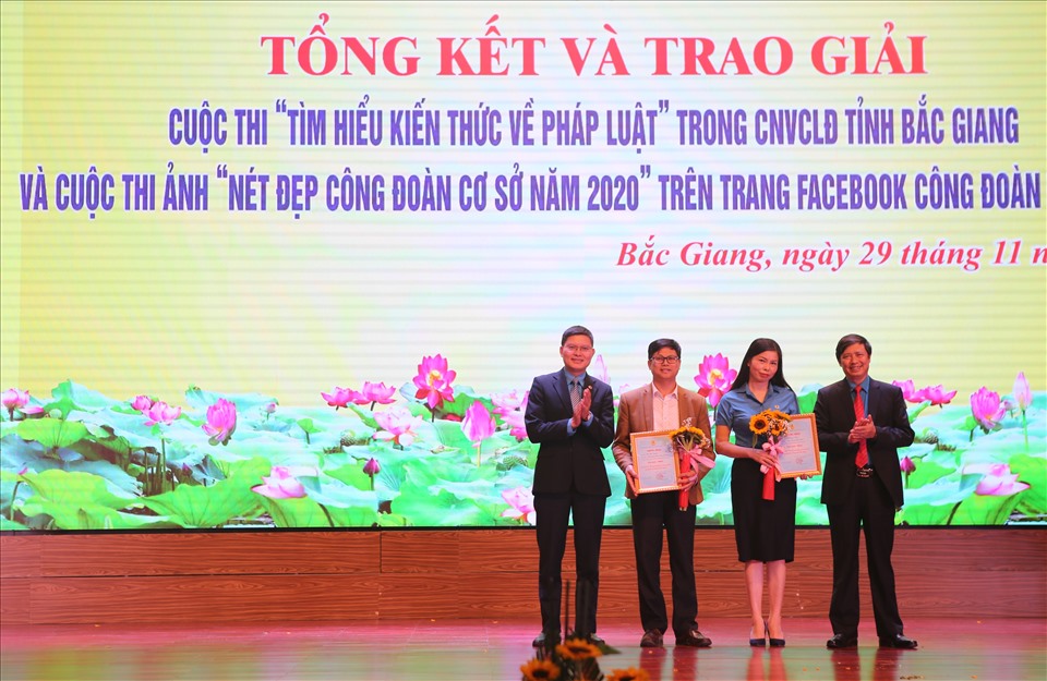 Chủ tịch LĐLĐ tỉnh Bắc Giang Nguyễn Văn Cảnh (bên phải ảnh) và Phó trưởng ban Tuyên giáo Tổng LĐLĐVN Nguyễn Mạnh Kiên trao 2 giải Nhất Cuộc thi ảnh “Nét đẹp công đoàn cơ sở” trên Trang Facebook Công đoàn Bắc Giang. Ảnh: B.H