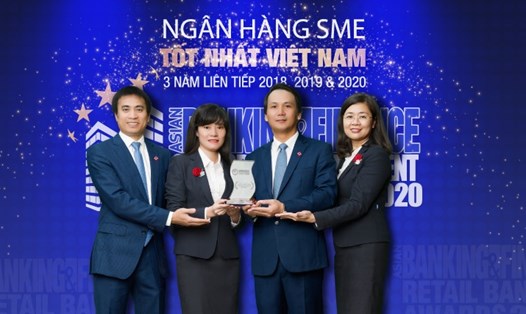 Đại diện BIDV nhận Giải thưởng ngân hàng SME tốt nhất năm 2020. Ảnh BID