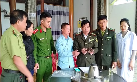 ANh Nguyễn Văn Lộc bàn giao cá thể rùa màu vàng cho các cơ quan chức năng. Ảnh: Minh Lý