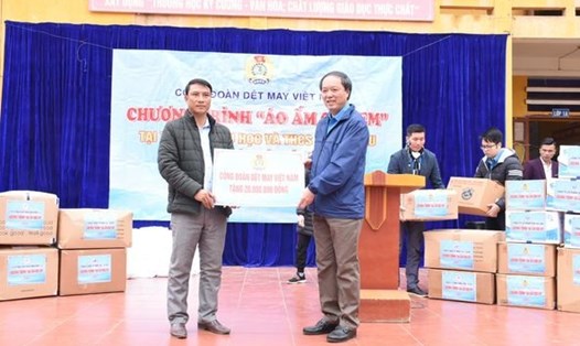 Ông Lê Nho Thướng - Chủ tịch Công đoàn Dệt may Việt Nam (bên phải) - trao hỗ trợ. Ảnh: CĐ DMVN
