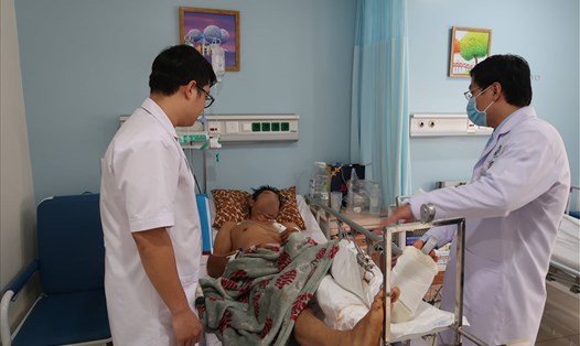 Ông L.V.Đ (50 tuổi, trú tại huyện Phú Riềng, tỉnh Bình Phước) bị chém lìa chân đang được các bác sĩ bệnh viện Quân Y 175 điều trị. Ảnh: Hữu Huy