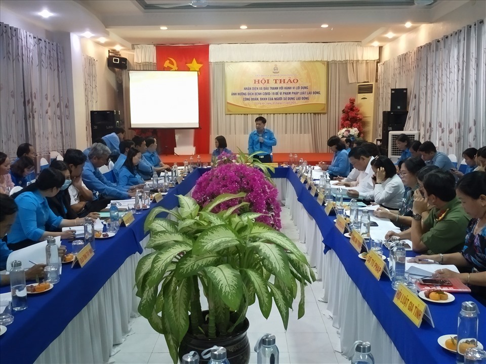 Chủ tịch LĐLĐ tỉnh Long An - ông Nguyễn Văn Quí - phát biểu tại hội thảo. Ảnh: K.Q