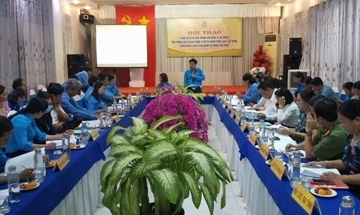 Chủ tịch LĐLĐ tỉnh Long An - ông Nguyễn Văn Quí - phát biểu tại hội thảo. Ảnh: K.Q