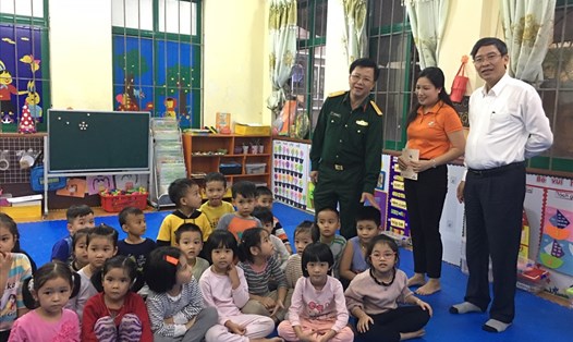 Chủ tịch Công đoàn Giáo dục Việt Nam (áo trắng) Vũ Minh Đức và đại tá Nguyễn Đình Đức thăm các cháu Trường mầm non Hoa phượng. Ảnh: Hải Anh