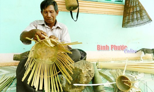 Xây dựng và phát huy mô hình đan lát truyền thống của người Khmer. Ảnh: Hùng Tuyền