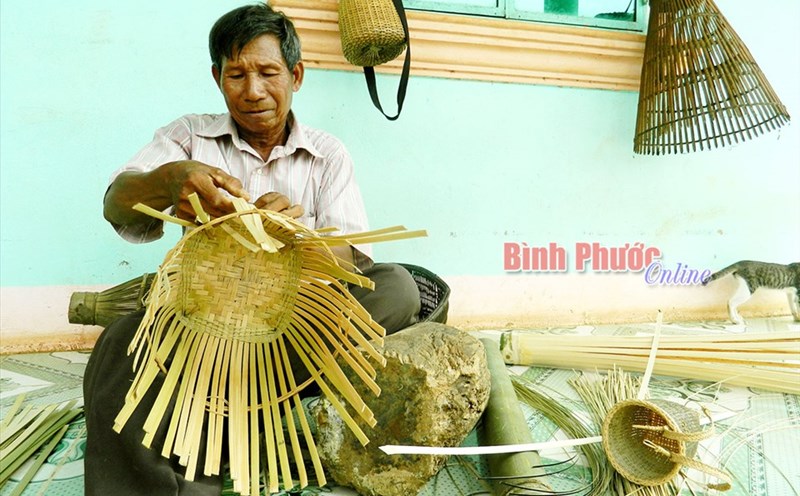 Xây dựng và phát huy mô hình đan lát truyền thống của người Khmer. Ảnh: Hùng Tuyền