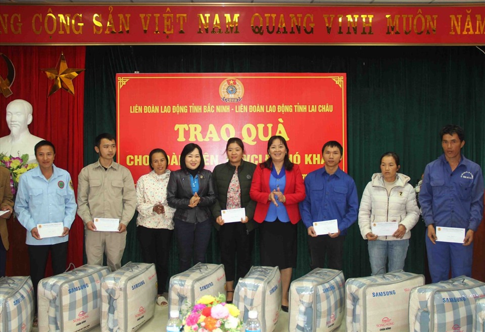 Đoàn viên, CNVCLĐ có hoàn cảnh khó khăn tỉnh Lai Châu đón nhận quà tặng. Ảnh: Hà Dũng