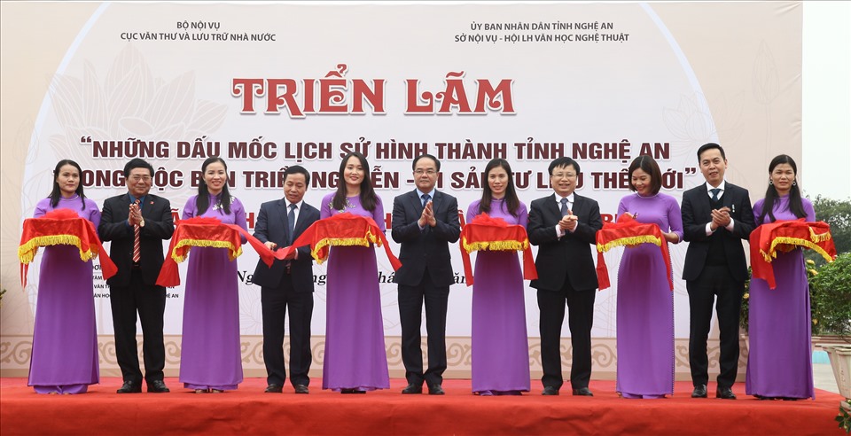 Cắt băng khai mạc triển lãm ảnh “Những dấu mốc hình thành lịch sử tỉnh Nghệ An trong mộc bản triều Nguyễn-di sản tư liệu thế giới”. Ảnh: Quang Đại