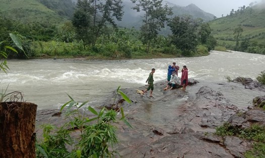 Lực lượng tìm kiếm nhóm du khách mất tích ở huyện Khánh Sơn buộc phải quay về vì gặp phải con suối chảy siết. Ảnh: Văn Nhuận