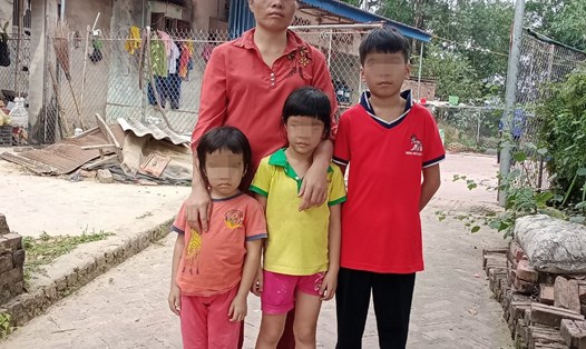 Chị Ngô Thị Hà đang vô cùng khó khăn khi một mình lo cho 3 con nhỏ. Ảnh: NVCC