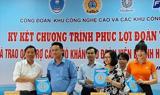 Công đoàn Khu công nghệ cao và Các khu công nghiệp Đà Nẵng ký kết chương trình phúc lợi đoàn viên với 4 doanh nghiệp để hỗ trợ người lao động bị ảnh hưởng dịch COVID-19. Ảnh: Tường Minh