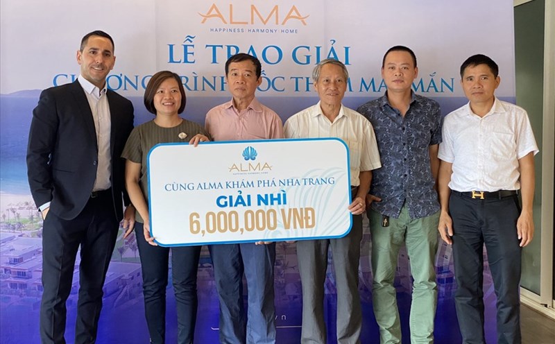 Nhiều khách hàng trúng giải thưởng tiền mặt khi tham dự sự kiện do Công ty Vịnh Thiên Đường tổ chức.