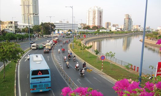 Đường Võ Văn Kiệt sẽ bố trí 2 làn sát dải phân cách trung tâm cho tuyến BRT số 1.  Ảnh: Minh Quân
