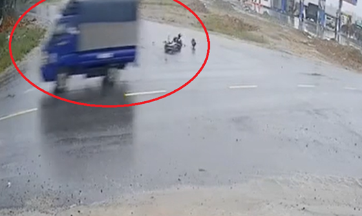 Hình ảnh cắt từ camera quan sát bên đường về vụ tai nạn mà xe tải bỏ trốn sau khi va chạm với xe máy điện. Ảnh: TT.