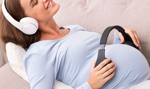 Cho trẻ nghe nhạc là phương pháp nhiều bà mẹ mang thai lựa chọn nhằm giúp kích thích trí thông minh của con. Ảnh nguồn: AFP.