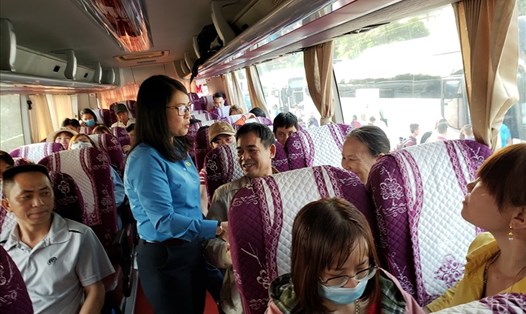 Bà Nguyễn Thị Như Ý- Chủ tịch LĐLĐ tỉnh Đồng Nai (áo xanh) - thăm hỏi công nhân trên chuyến xe nghĩa tình của Công đoàn đưa công nhân về quê đón tết năm 2020. Ảnh: Minh Châu