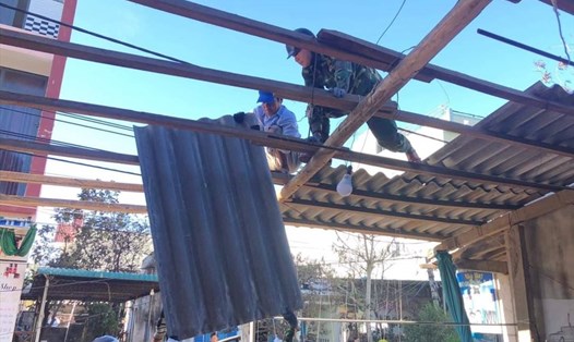 Bộ đội giúp người dân Lý Sơn sửa lại nhà cửa sau bão số 9. Ảnh: PV