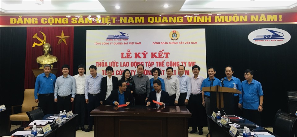Ký kết Thỏa ước lao động tập thể Công ty mẹ - Tổng Công ty Đường sắt Việt Nam. Ảnh: Chu Kiên
