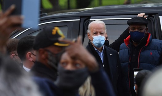 Ông Joe Biden trò chuyện với người dân ở Wilmington, Delaware, ngày 3.11. Ảnh: AFP