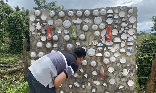 Điểm thăm quan mỏ cao lanh vừa nằm bên trại heo hôi thối vừa thiếu sự sáng tạo. ẢNH: BẢO LÂM