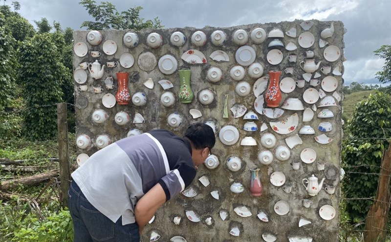 Điểm thăm quan mỏ cao lanh vừa nằm bên trại heo hôi thối vừa thiếu sự sáng tạo. ẢNH: BẢO LÂM