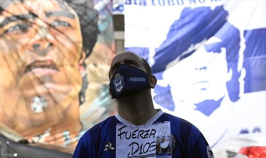 Cổ động viên Argentina bên ngoài bệnh viện ngóng chờ tin tức về sức khỏe của huyền thoại Diego Maradona. Ảnh: AFP