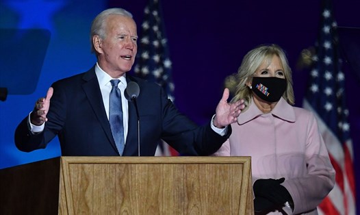 Ứng viên đảng Dân chủ Joe Biden cùng phu nhân Jill Biden phát biểu  tại Trung tâm Chase ở Wilmington, Delaware, sáng sớm 4.11. Ảnh: AFP.