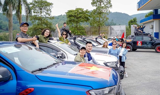 Ford Việt Nam đã chung tay cùng CLB Bán tải Việt Nam (PVC), Trung tâm Sống và Học tập vì Môi trường và Cộng đồng (Live & Learn Vietnam), thông qua nhóm từ thiện Chân Trần hỗ trợ người dân miền Trung. Ảnh FLV