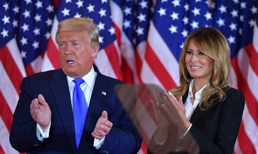 Tổng thống Donald Trump và Phu nhân sau bài phát biểu tại Nhà Trắng rạng sáng 4.11. Ảnh: AFP