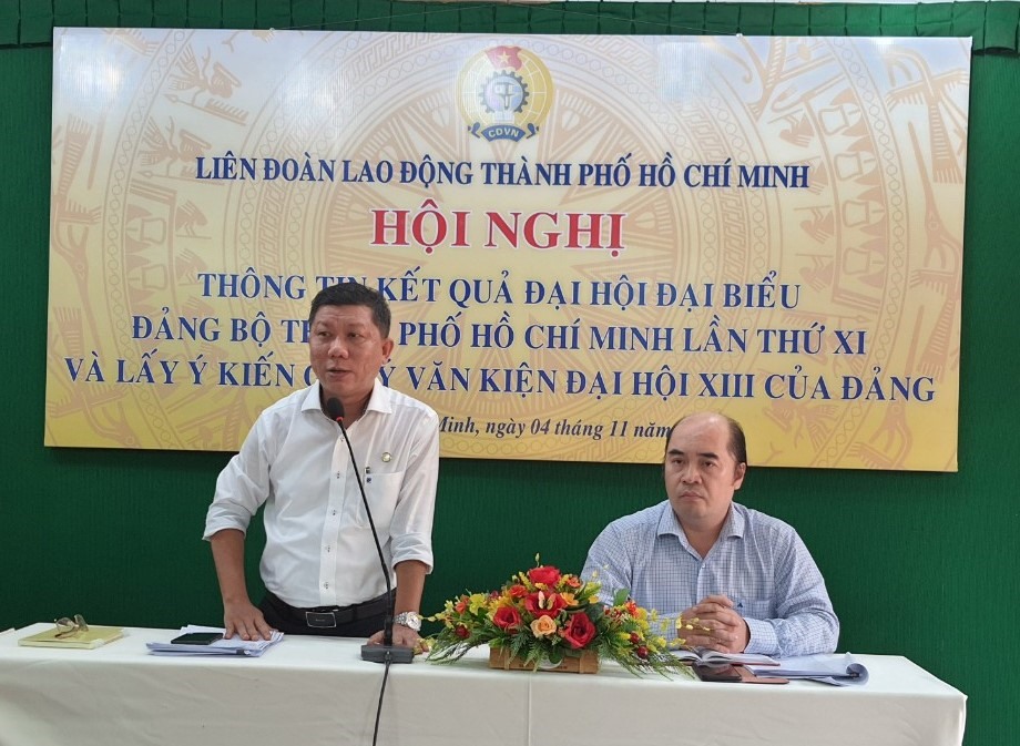 Ông Trần Đoàn Trung, Phó Chủ tịch Thường trực LĐLĐ TPHCM (người đứng) phát biểu khai mạc lấy ý kiến góp ý  các văn kiện Đại hội XIII của Đảng. Ảnh Nam Dương