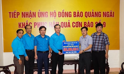 Tổng LĐLĐ Việt Nam trao tiền hỗ trợ cho người dân Quảng Ngãi bị ảnh hưởng do bão số 9. Ảnh: Thanh Chung