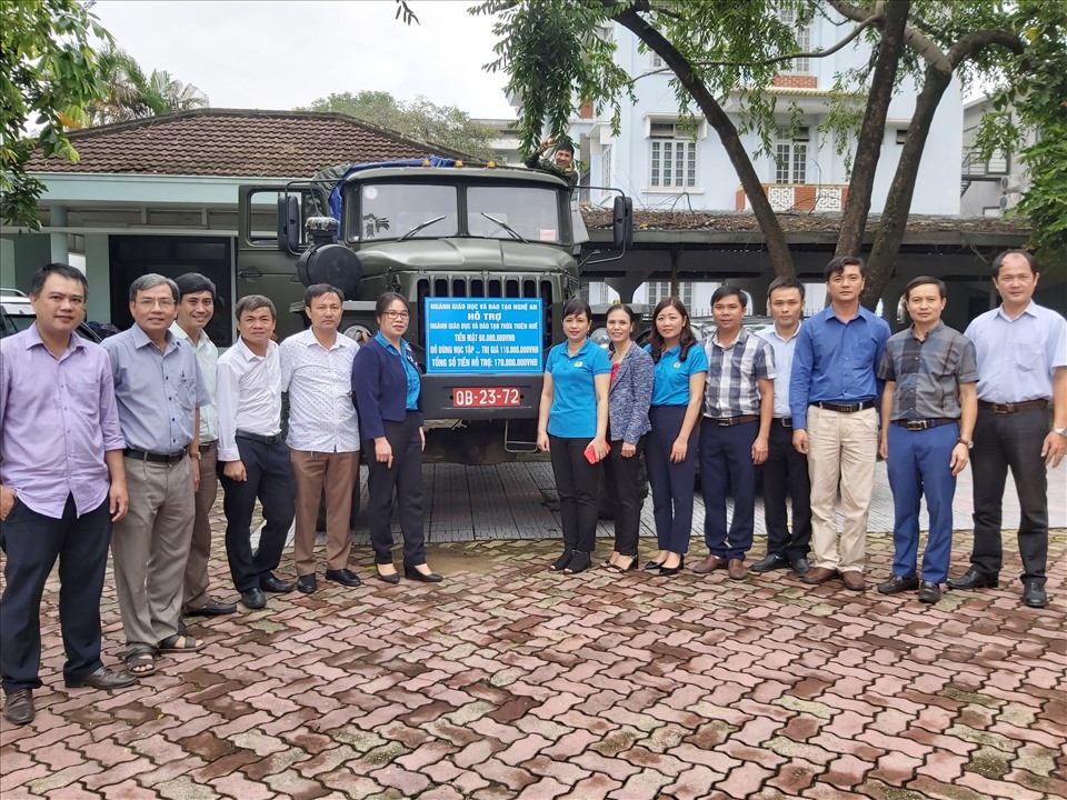 Ngành GDĐT Nghệ An hỗ trợ ngành GDĐT Thừa Thiên - Huế tiền và hiện vật trị giá 170 triệu đồng. Ảnh: Quốc Cường