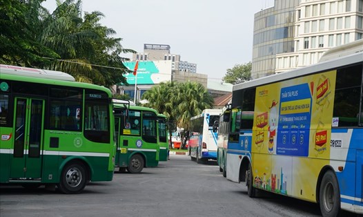 Số xe buýt có quảng cáo ít ỏi tại TPHCM.  Ảnh: Minh Quân
