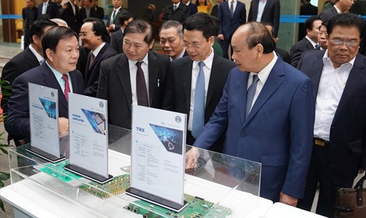 Thủ tướng Nguyễn Xuân Phúc thăm nơi trưng bày sản phẩm 5G của Viettel đầu năm 2000. Ảnh VGP