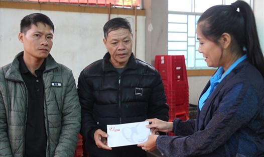 Lãnh đạo LĐLĐ tỉnh Quảng Trị đại diện cho Quỹ TLV Lao Động trao tiền hỗ trợ cho thân nhân các nạn nhân thiệt mạng do mưa lũ. Ảnh: Hưng Thơ