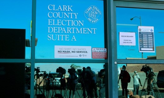 Báo giới chờ đợi bên ngoài cơ quan bầu cử quận Clark trước cuộc họp báo ngày 4.11 liên quan đến số phiếu bầu trong cuộc bầu cử tổng thống Mỹ 2020 của bang Nevada. Ảnh: AFP.