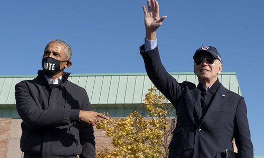 Cựu Tổng thống Mỹ Barack Obama tham gia với ứng viên tổng thống đảng Dân chủ Joe Biden tại một sự kiện vận động tranh cử trong cuộc bầu cử tổng thống Mỹ 2020 ở Flint, Michigan, hôm 31.10. Ảnh: AFP.