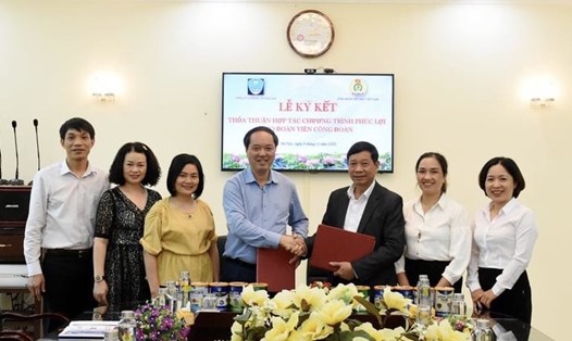Lễ ký kết thoả thuận hợp tác giữa Công đoàn Dệt May Việt Nam và Công ty Cổ phần Sữa Hà Lan. Ảnh: CĐ DM