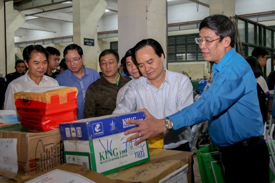 Công đoàn Giáo dục Việt Nam hỗ trợ trang thiết bị học tập đến miền Trung. Ảnh CĐGDVN