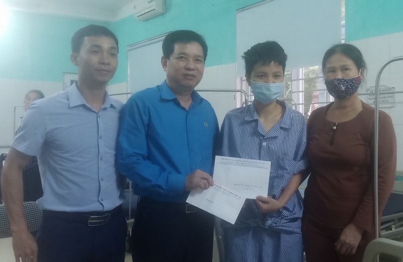 Lãnh đạo LĐLĐ thành phố và đại diện BCH Công đoàn Công ty thăm hỏi, động viên chị Hoa. Ảnh: LĐLĐ TP. Bắc Giang.