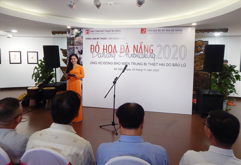 Đà Nẵng triển lãm đồ hoạ để kêu gọi ủng hộ đồng bào vùng bão lũ. Ảnh: BTMĐN