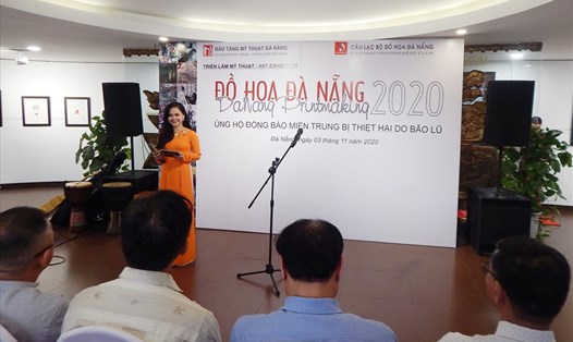 Đà Nẵng triển lãm đồ hoạ để kêu gọi ủng hộ đồng bào vùng bão lũ. Ảnh: BTMĐN